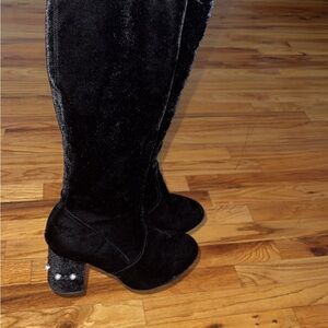 Long thigh black suede boots worn twice really good condition.